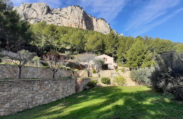 Provencal villa perched in the hills