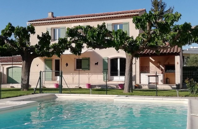 Provencal villa with swimming pool, parking, for 6 to 8 people of 130 M².