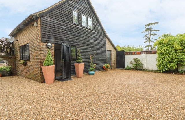 PUMP HOUSE, pet friendly, luxury holiday cottage in Hellingly