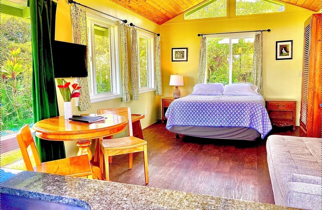 Puna Rainforest Hot Spring Retreat - Green Bamboo Cottage