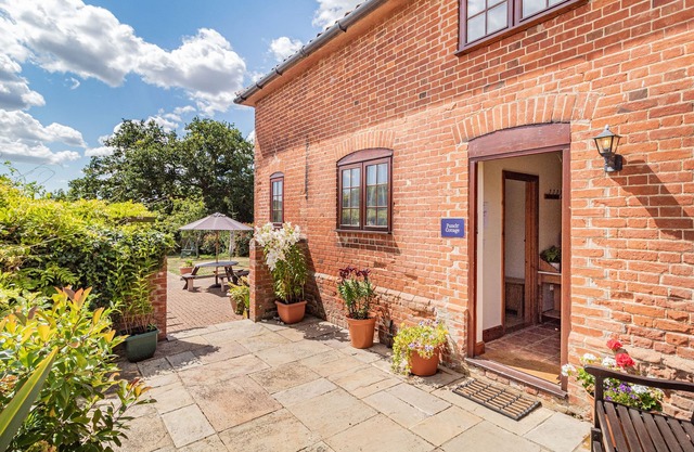 PUNCH COTTAGE, pet friendly, with a garden in Little Glemham