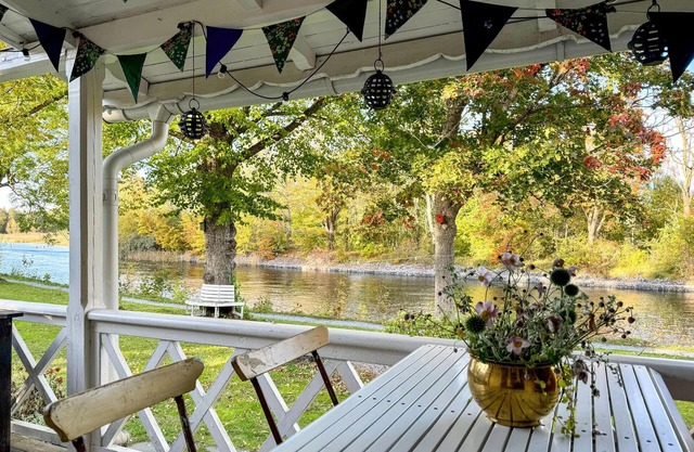 Pure idyll awaits you in this cosy holiday home directly on the Vaddö Canal.
