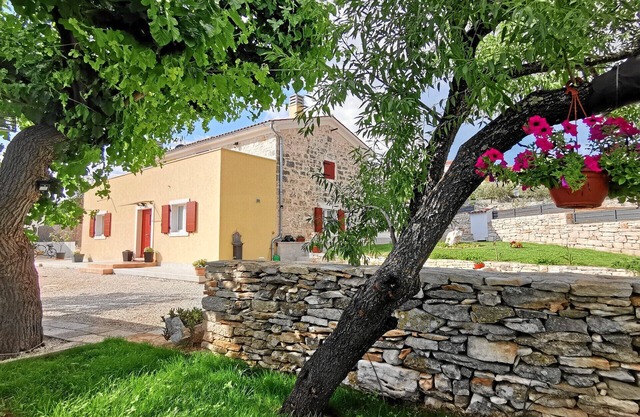 Pure relaxation - villa with pool for 6 persons