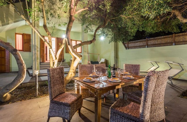 Putzu Idu 10 meters from the beach with 4 rooms and garden for 10 people. Wifi