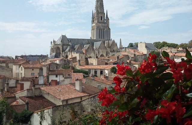Puy Du Fou, 35 minutes. Short walk to bakery, bar and restaurant.