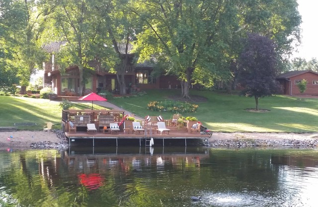 Pvt 35 acre lakefront retreat: LDG sleeps 12- hot tub tennis ct trails and more