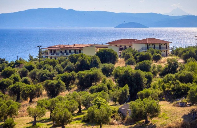 Quadruple apt., one double bed & two singles [A/C, Wi-Fi, near great beaches]