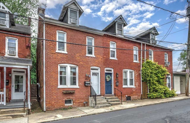 Quaint 2 BDRM With Fenced in Backyard