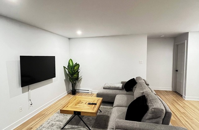 Quaint 2-bedroom apartment with WiFi in charming Bedford