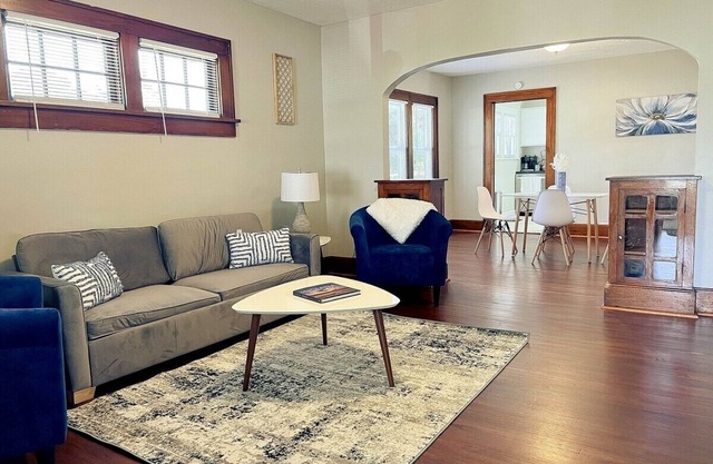 Quaint 2BR~King Bed~Deck*Grill*Firepit*By Stadium