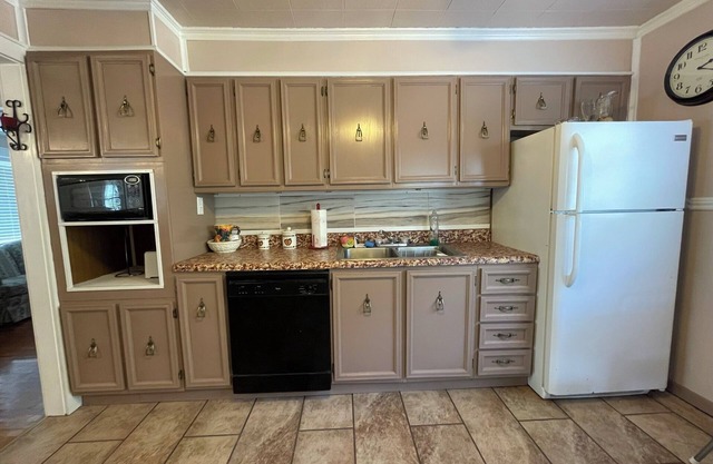 Quaint 3 Bedroom House Free Parking on Premises