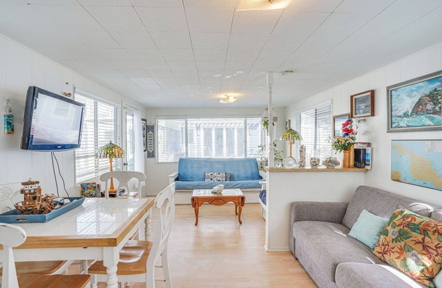 Quaint Avalon Cottage < Half-Mi to Beaches!