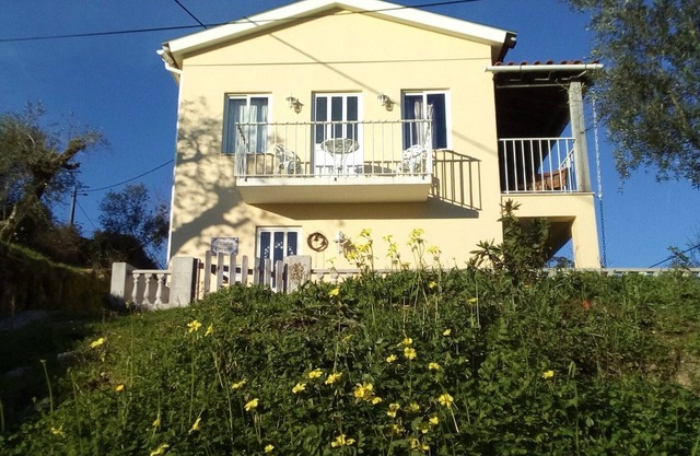 Quaint cottage in peaceful village with a restaurant in wine-making country !