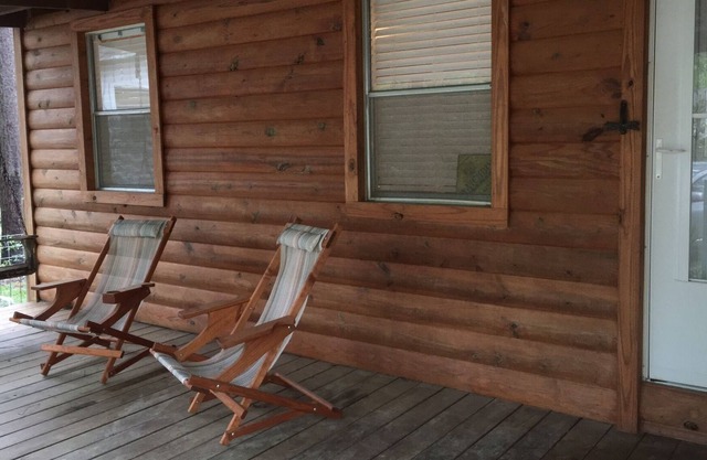 Quaint Cottage On The Water!