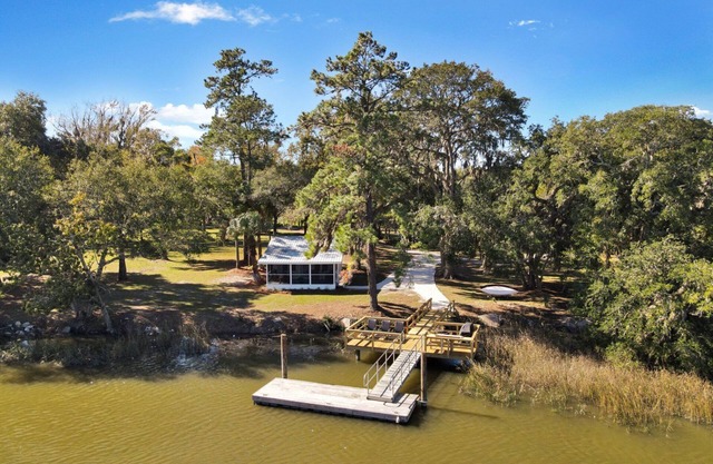 Quaint Cottage on Tidal Creek with Private Dock, minutes to Shellman Bluff
