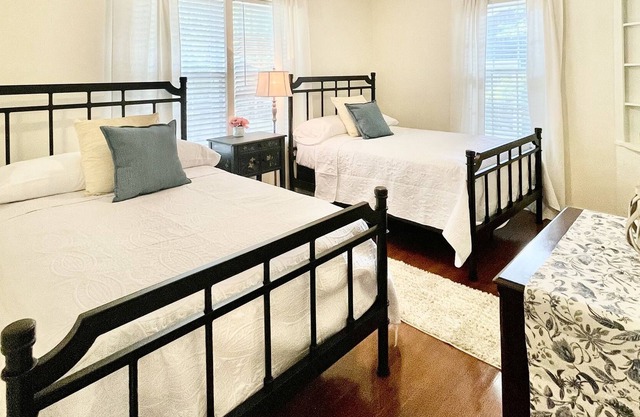 Quaint cottage style home with two sitting areas-2 minutes to shops and eateries