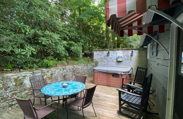 quaint cottage w/hotub & firepit-2 min -downtown Blowing Rock-pet friendly