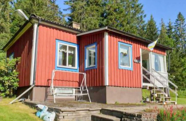 Quaint cottage with garden, veranda and barbecue with nature as your closest neighbor.