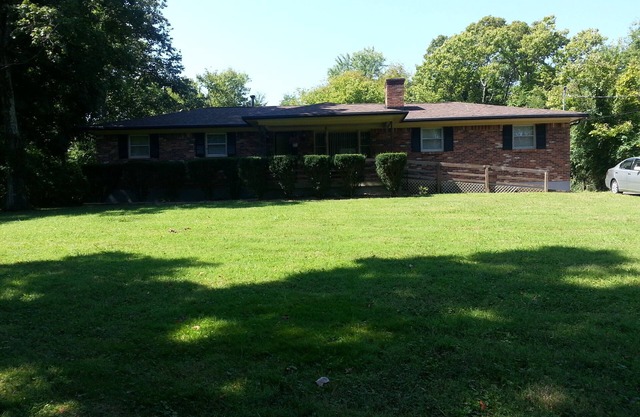 Quaint & Cozy 4 Bedroom/with attached garage -now with 2-night stays