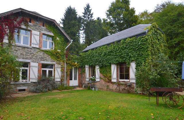 Quaint Holiday Home in Bièvre with Terrace