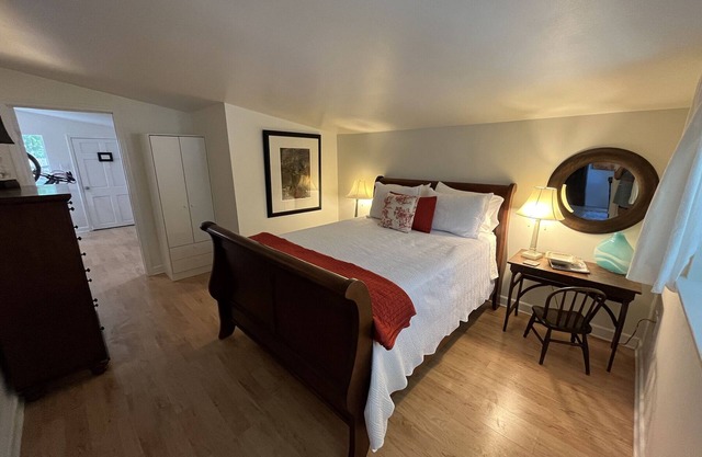 Quaint private cottage in the heart of Mandeville offers a quiet retreat.