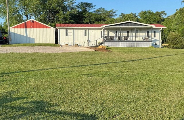 Quaint quiet mobile home 2 miles from Holly Creek marina! Just remodeled!