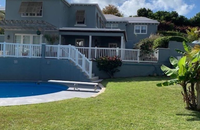Quaint studio. Close to public transportation, city, railway trail and beaches!
