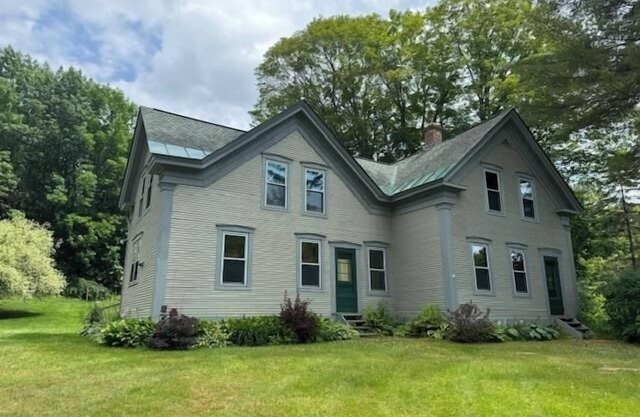 Quaint Vermont farmhouse in Warren Village