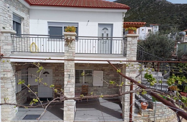 Quaint Village Getaway - Mountain & Ocean Views