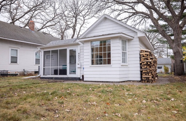 Quaint WBL Cottage - 2 Blocks from Historic Downtown