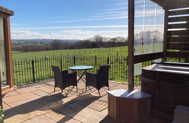 Quakerfield Lodge, with private hot tub nFabulous views, dogs welcome