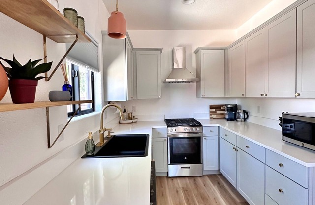 Quant Tiny Home in Downtown Redmond, Hot Tub, Private Fenced Yard, Dog Ok