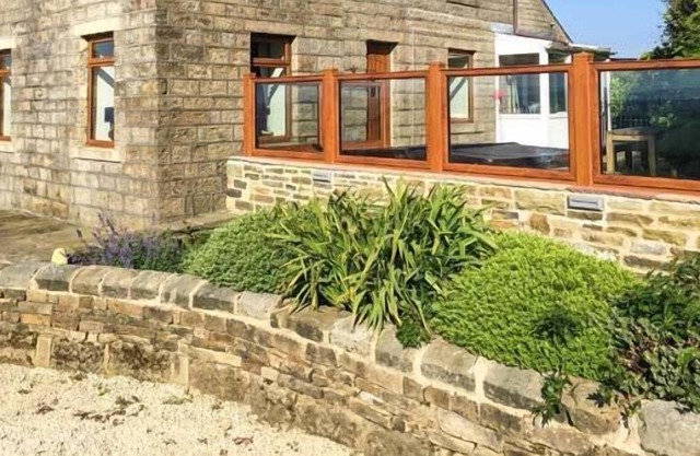 QUARRY BANK HOUSE, pet friendly, with hot tub in Oxenhope