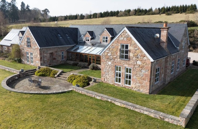 QUARRYFIELD, pet friendly, with hot tub in Inverness