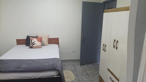 Quarto amplo e arejado