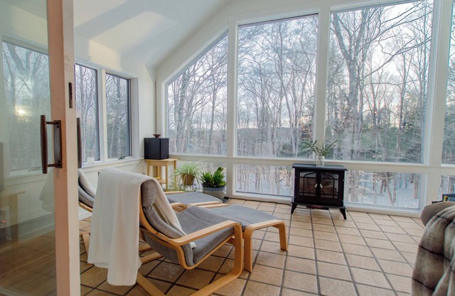 Quechee Mountain Home w/Jacuzzi, Sunroom, and Private Gymn