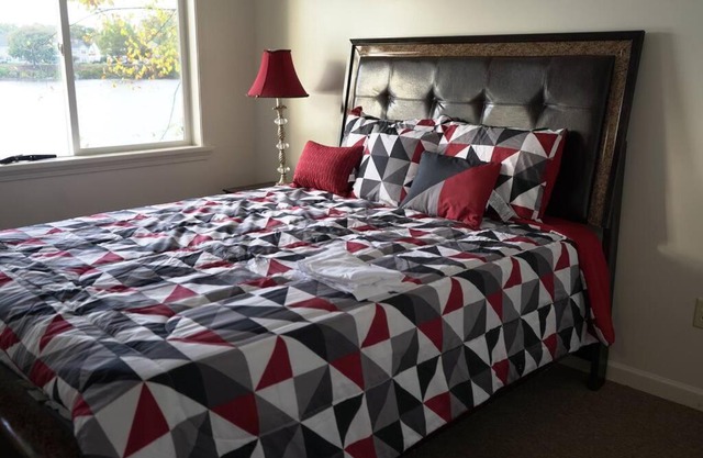 Queen Bed Beautiful Sunset w River view Fast WiFi