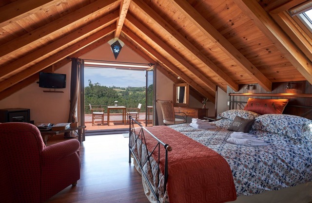 Queen bed studio loft apartment - bathroom, kitchenette & terrace 7km Obidos