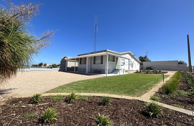 Queens Corner - Freshly Renovated Home in Moonta Bay
