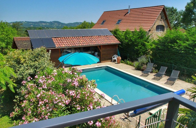 Quercynoise House with swimming pool : ideal for family and friends