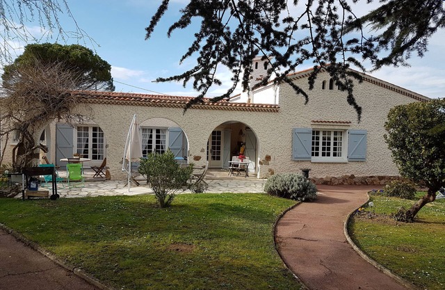 Quiet 10 kms Toulouse villa on small park + swimming pool h-sol 8x5