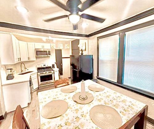 Quiet 1BR, Eat-In Kitchen, Close to Midway