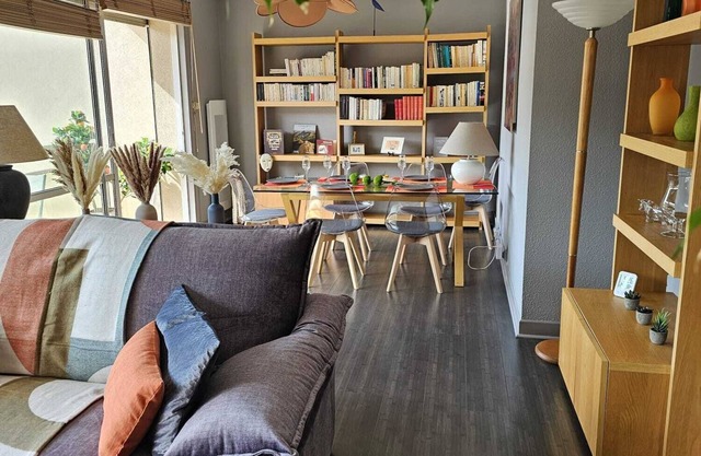 Quiet 2B/1B Downtown Condo, Hills View, Bright, Spacious, Recently Remodeled