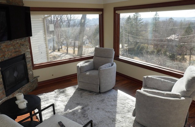 Quiet 3 BDR Home- private sauna & skyline view- close to downtown & Mayo Clinic