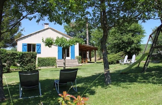 Quiet and comfortable Provencal house with pool and large open garden