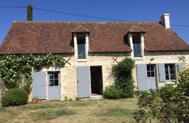 Quiet and country side family-friendly house with huge pool
