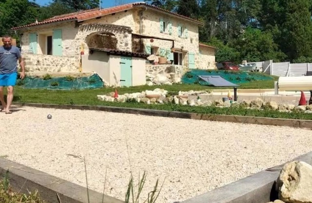 Quiet and relaxing gite of 190 m² located on 2400 m² 5 minutes from the gates of Auch, capital of Gascony