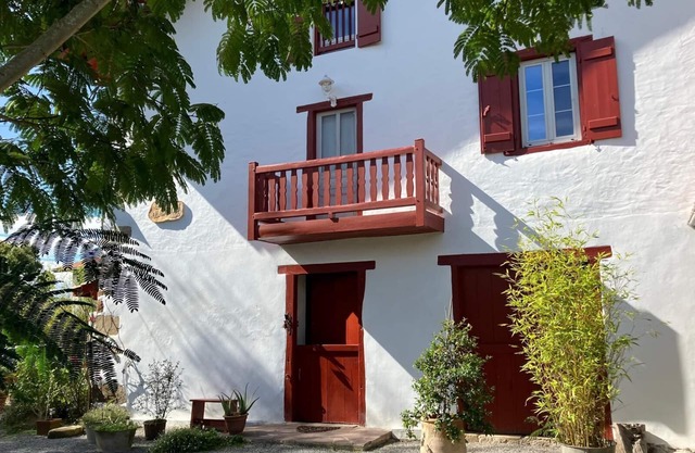 Quiet apartment at the foot of the Rhune with lovely grounds