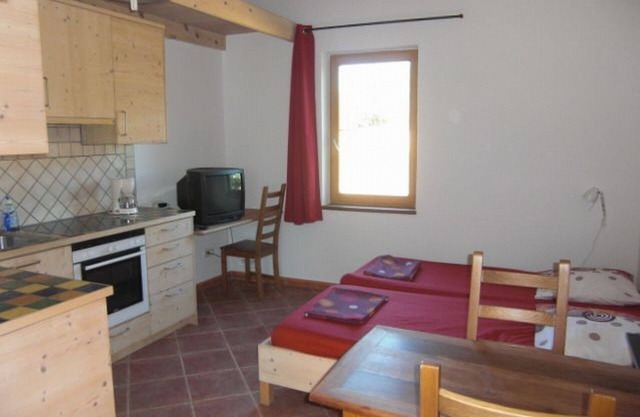 Quiet apartment for two with pool and near the river