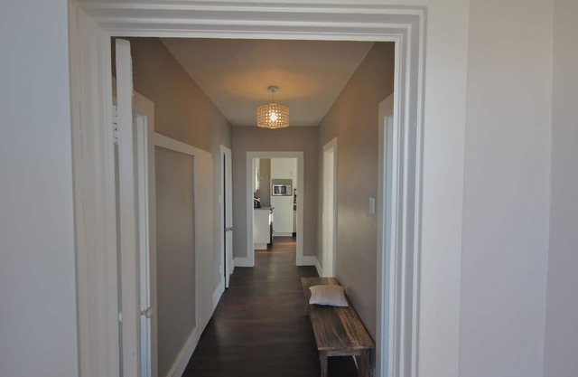 Quiet apartment in Pointe-Claire Village near water